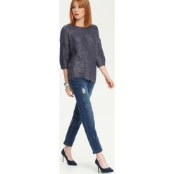 SWETER KRÓTKI RĘKAW DAMSKI. Niebieskie swetry nierozpinane damskie TOP SECRET, bez wzorów, bez kołnierzyka, bez ramiączek. W wyprzedaży za 49.99 zł.