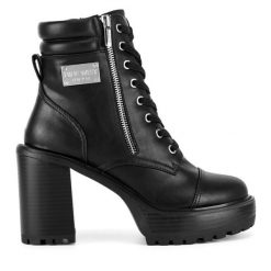Botki Nine West. Czarne botki damskie Nine West, bez wzorów, bez obcasa, na słupku, bez zapięcia. Za 349.99 zł.