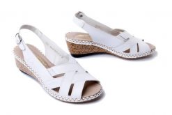 RIEKER 66189-80 white, sandały damskie. Białe sandały damskie Rieker, bez wzorów, ze skóry, bez obcasa, na koturnie, bez zapięcia. Za 247.92 zł.