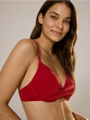 Góra od bikini - czerwony. Czerwone stroje kąpielowe damskie Reserved, bez wzorów. W wyprzedaży za 59.99 zł.