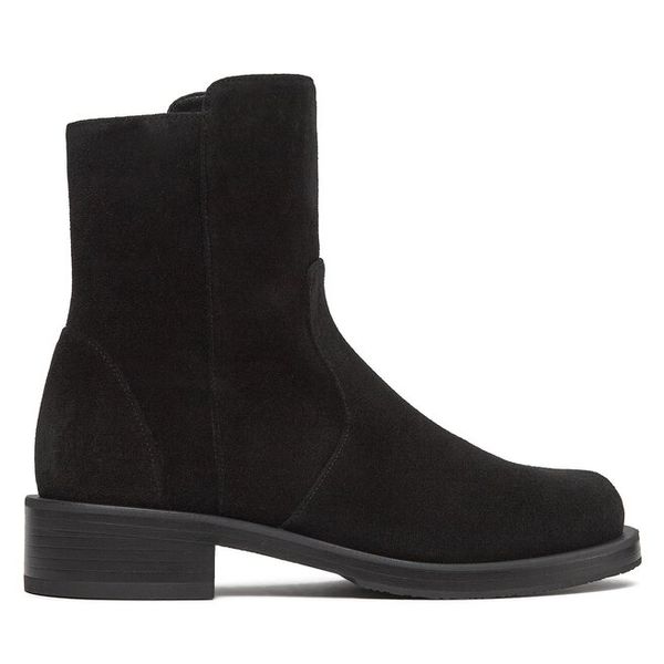 Botki Stuart Weitzman. Czarne botki damskie Stuart Weitzman, bez wzorów, bez obcasa, na płaskiej podeszwie, bez zapięcia. Za 2,649.00 zł.