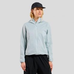 Kurtka damska ODLO Jacket hardshell ESSENTIAL 2.5L WATERPROOF. Niebieskie kurtki sportowe damskie ODLO, l, bez wzorów, z hardshellu, bez ramiączek, z kapturem, narciarskie. Za 829.99 zł.