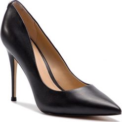 Szpilki GUESS - Okley FL6OKL LEA08 BLACK. Czarne szpilki damskie Guess, z aplikacjami, z materiału, bez obcasa, na obcasie, bez zapięcia. W wyprzedaży za 339.00 zł.