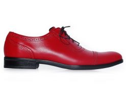 Czerwone brogsy typu adelaide - czarna podeszwa T190. Czarne buty wizytowe męskie Modini Moda Męska, z aplikacjami, ze skóry, bez obcasa, bez zapięcia. W wyprzedaży za 333.00 zł.