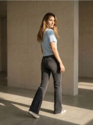 Jeansy flare low waist z efektem sprania - szary. Szare jeansy damskie Sinsay, bez wzorów, z jeansu. Za 49.99 zł.
