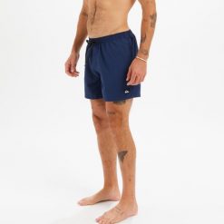 Spodenki surfingowe męskie Quiksilver Volley krótkie. Niebieskie szorty męskie Quiksilver, bez wzorów, z poliesteru, sportowe. W wyprzedaży za 99.99 zł.