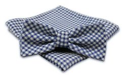 Niebiesko-Biała Mucha Męska -ALTIES- z Taką Samą Poszetką, w Drobną Kratkę. Niebieskie krawaty i muchy Alties, bez wzorów, eleganckie. Za 54.00 zł.