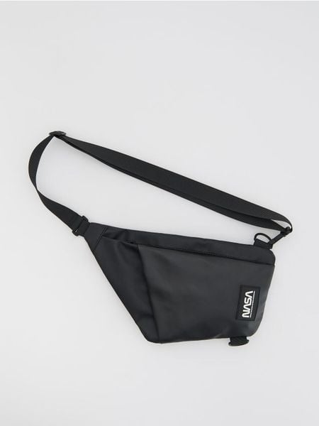 Plecak NASA - czarny. Czarne plecaki męskie Reserved, bez wzorów. W wyprzedaży za 35.99 zł.