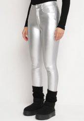 Srebrne Dopasowane Spodnie z Imitacji Skóry Viremi. Szare spodnie materiałowe damskie Born2be, bez wzorów, z jeansu, eleganckie, z podwyższonym stanem. Za 49.99 zł.