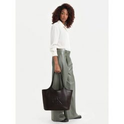Torebka Calvin Klein. Brązowe shopperki damskie Calvin Klein, bez wzorów, bez dodatków. Za 529.99 zł.
