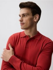 Wiskozowy sweter polo - intenstywna czerwień. Czerwone swetry męskie Reserved, l, bez wzorów, z dzianiny, bez kołnierzyka, bez ramiączek. Za 99.99 zł.