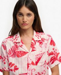 Superdry Krótka koszula Beach w wzór Ikat Floral Red bawełna/ wiskoza. Czerwone koszule damskie Superdry, na lato, z aplikacjami, z bawełny, wakacyjne, bez kołnierzyka, bez ramiączek. Za 234.25 zł.
