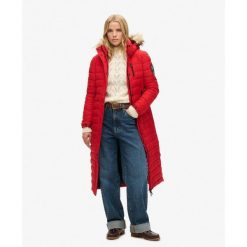 Długi pikowany płaszcz z kapturem Fuji od SUPERDRY. Czerwone płaszcze damskie Superdry, bez wzorów, eleganckie, bez kołnierzyka, z kapturem. W wyprzedaży za 452.35 zł.
