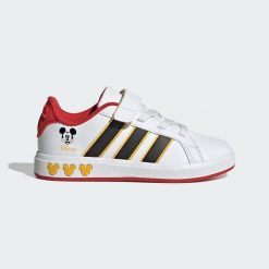 Buty ADIDAS GRAND COURT MICKEY Biały. Białe buty zimowe męskie Adidas, bez wzorów, z syntetyku, bez obcasa, bez zapięcia. W wyprzedaży za 119.40 zł.