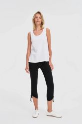 Bawełniane legginsy czarne. Czarne legginsy damskie MOODO, bez wzorów, z bawełny. Za 59.99 zł.