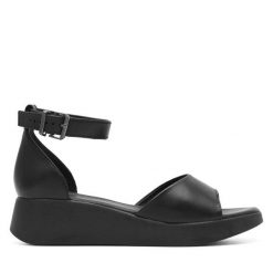 Sandały Lasocki. Czarne sandały damskie Lasocki, bez wzorów, bez obcasa, na płaskiej podeszwie, bez zapięcia. Za 159.99 zł.