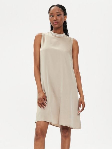 Bruuns Bazaar Sukienka koktajlowa Narin BBW3911 Beżowy Relaxed Fit. Brązowe sukienki damskie Bruuns Bazaar, bez wzorów, z syntetyku, wizytowe, bez kołnierzyka, bez ramiączek. Za 389.99 zł.