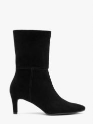 Czarne wyższe botki ze skóry welurowej. Czarne botki damskie Ryłko, bez wzorów, ze skóry, bez obcasa, na obcasie, bez zapięcia. Za 499.99 zł.