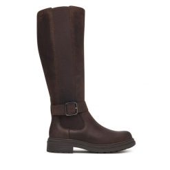Kozaki Clarks. Brązowe kozaki damskie Clarks, bez wzorów, bez obcasa, na płaskiej podeszwie, bez zapięcia. Za 779.99 zł.