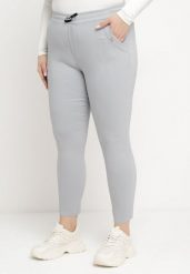 Jasnoszare Spodnie z Nogawkami 7/8 i Kieszeniami Gavotta. Szare spodnie materiałowe damskie Born2be, bez wzorów, z jeansu, eleganckie, plus size. Za 69.99 zł.