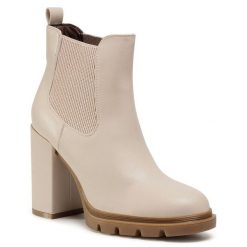 Botki Jenny Fairy. Brązowe botki damskie Jenny Fairy, bez wzorów, bez obcasa, na słupku, bez zapięcia. Za 75.99 zł.