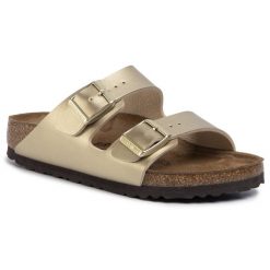Klapki Birkenstock. Żółte klapki damskie Birkenstock, bez wzorów, bez obcasa, bez zapięcia. Za 319.99 zł.