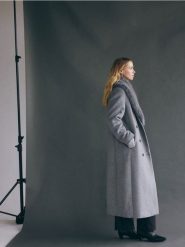 Dwurzędowy płaszcz z wełną - szary. Szare płaszcze damskie Reserved, l, bez wzorów, z tkaniny, bez kołnierzyka, bez kaptura. W wyprzedaży za 499.99 zł.