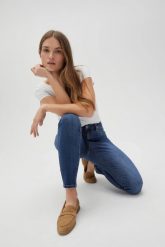 Jeansy skinny ze średnim stanem niebieskie. Niebieskie jeansy damskie MOODO, bez wzorów, z bawełny. Za 149.99 zł.