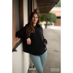 Sweter damski Ju & Pa Cape. Czarne swetry nierozpinane damskie JU ET PA, na jesień, bez wzorów, z materiału, eleganckie, bez kołnierzyka, bez ramiączek. Za 343.00 zł.