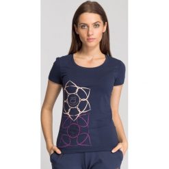 Granatowy t-shirt damski z nadrukiem. Niebieskie t-shirty damskie EA7 Emporio Armani, l, z aplikacjami, z bawełny, bez kołnierzyka, bez ramiączek. Za 164.00 zł.