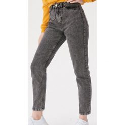 Jeansy moms - Szary. Szare jeansy damskie Sinsay, bez wzorów, z jeansu. Za 59.99 zł.