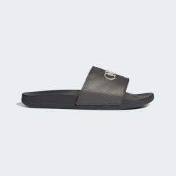 Klapki Adilette Comfort Audi Revolut F1 Team. Białe klapki damskie Adidas, bez wzorów, sportowe, bez obcasa, bez zapięcia. Za 239.00 zł.
