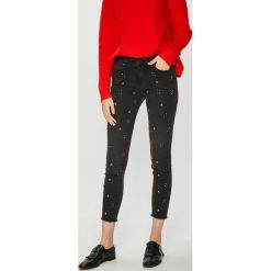 Morgan - Jeansy Flore. Szare jeansy damskie Morgan, z aplikacjami, z bawełny. W wyprzedaży za 239.90 zł.