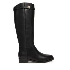Kozaki Guess. Czarne kozaki damskie Guess, z aplikacjami, bez obcasa, na płaskiej podeszwie, bez zapięcia. Za 899.99 zł.