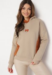 Beżowa Bawełniana Bluza z Kapturem z Polarem i Naszywką Misia Hestada. Brązowe bluzy damskie Born2be, z aplikacjami, z bawełny, casualowe, bez ramiączek, z kapturem. Za 99.99 zł.