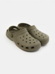 Klapki piankowe z paskiem na piętę - brązowy. Brązowe klapki męskie Sinsay, bez wzorów, bez zapięcia. Za 25.99 zł.