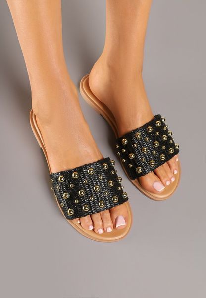 Czarne Klapki na Płaskiej Podeszwie z Paskiem z Nitami Sunirae. Czarne klapki damskie Renee, z aplikacjami, z jeansu, eleganckie, bez obcasa, na płaskiej podeszwie, bez zapięcia. Za 69.99 zł.