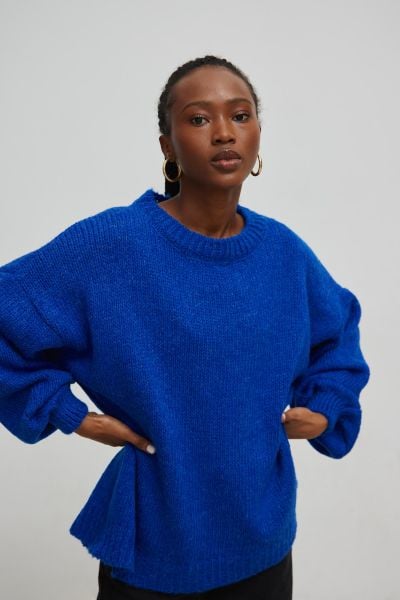 Sweter oversize z bufiastym rękawem SAPPHIRE BLUE - RIVERO. Niebieskie swetry nierozpinane damskie Marsala, na lato, bez wzorów, z wełny, bez kołnierzyka, bez ramiączek. Za 249.90 zł.