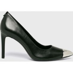 Calvin Klein - Szpilki. Czarne szpilki damskie Calvin Klein, bez wzorów, z materiału, bez obcasa, na obcasie, bez zapięcia. W wyprzedaży za 449.90 zł.