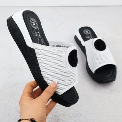 Skórzane klapki damskie komfortowe białe Jezzi 8479. Białe klapki damskie Jezzi, na lato, bez wzorów, ze skóry, bez obcasa, bez zapięcia. Za 159.99 zł.