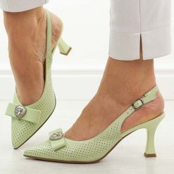 Zielone skórzane sandały damskie DiA 3119. Zielone sandały damskie DiA, bez wzorów, ze skóry, bez obcasa, na obcasie, bez zapięcia. W wyprzedaży za 395.12 zł.