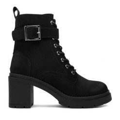 Trzewiki JENNY. Czarne botki damskie Jenny, bez wzorów, bez obcasa, na słupku, bez zapięcia. Za 119.99 zł.