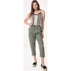 Ciemnozielone Spodnie Tacky. Zielone spodnie materiałowe damskie Born2be, bez wzorów, z materiału. Za 109.99 zł.