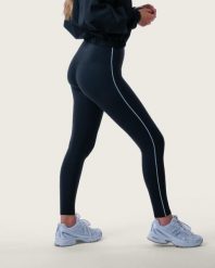 Damskie legginsy z wysokim stanem i kontrastowym lampasem na siłownię – czarny. Czarne legginsy damskie AESTHETIC WOLF, bez wzorów, z dzianiny. Za 239.99 zł.