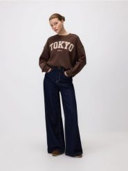 Bluza z haftowanym napisem - ciemnobrązowy. Brązowe bluzy damskie Reserved, l, bez wzorów, z bawełny, bez ramiączek, bez kaptura. W wyprzedaży za 69.99 zł.
