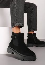 Czarne Płaskie Botki w Stylu Sztybletów Ozdobione Paskiem z Klamrą Tariasa. Czarne botki damskie Born2be, bez wzorów, eleganckie, z okrągłym noskiem, bez obcasa, na płaskiej podeszwie, bez zapięcia. Za 119.99 zł.