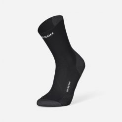 Skarpetki do biegania Kiprun Run 900 wysokie cienkie. Czarne skarpetki damskie KIPRUN, bez wzorów, z materiału. Za 49.99 zł.