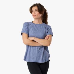Koszulka treningowa damska Swedemount Core Loose Fit Tee szybkoschnąca. Niebieskie bluzki damskie SWEDEMOUNT, bez wzorów, sportowe, bez kołnierzyka, bez ramiączek. Za 57.00 zł.