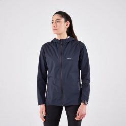 Kurtka do biegania przeciwdeszczowa damska Kiprun Run Rain 900. Szare kurtki sportowe damskie KIPRUN, l, bez wzorów, z materiału, bez ramiączek, bez kaptura, do biegania. Za 399.99 zł.