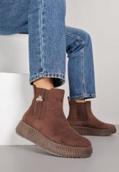 Brązowe Botki Typu Sztyblety Vices z Metaliczną Ozdobą Alirrive. Brązowe botki damskie Born2be, z aplikacjami, z jeansu, eleganckie, bez obcasa, na płaskiej podeszwie, bez zapięcia. Za 89.99 zł.
